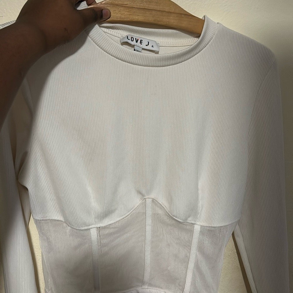 I’m selling this white shirt size xl/l